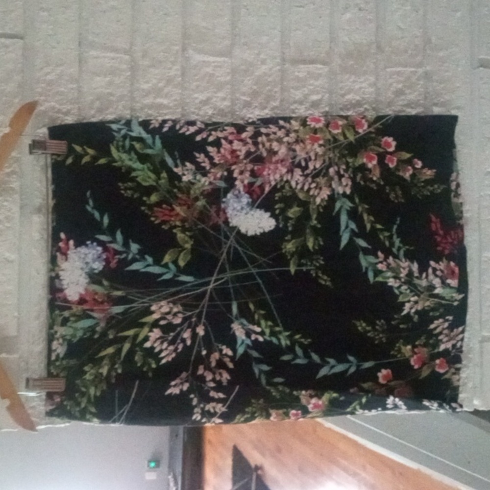 Black floral skirt by Talbot's. Sz 6. Cotton mix, fitted.